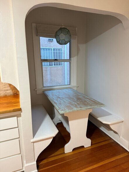 Building Photo - 1137 Keniston Ave