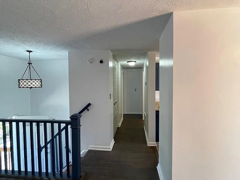 Building Photo - 1637 River Crest Dr
