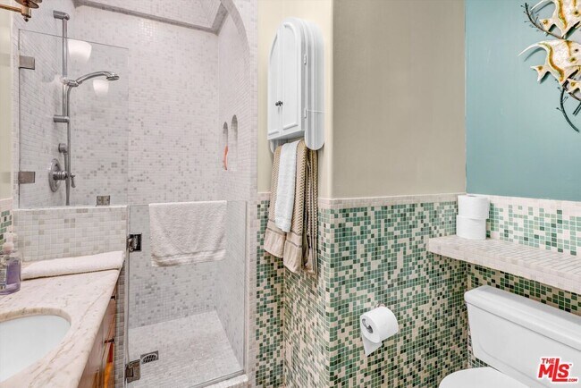 Building Photo - 212 3rd Ave