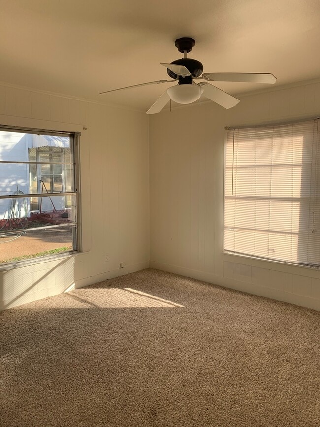 Building Photo - 3/2 fence yard kilgore pet friendly