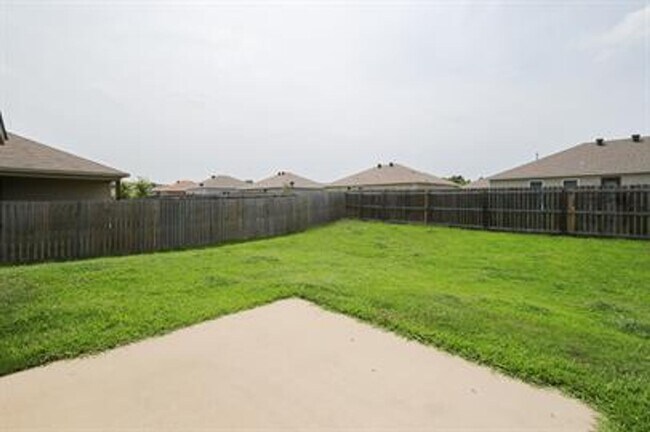 Building Photo - Beautiful East Fayetteville 3 bedroom/2 ba...