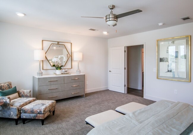 Building Photo - 3BD/3.5BA FOR RENT ON THE SQUARE