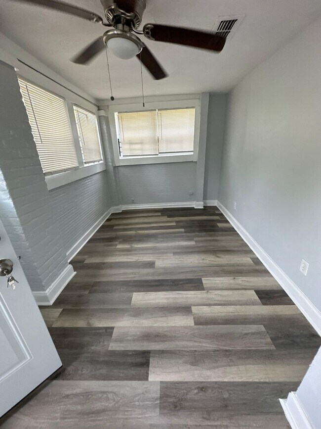 Building Photo - Fully Renovated 3/1 Single Family House Av...