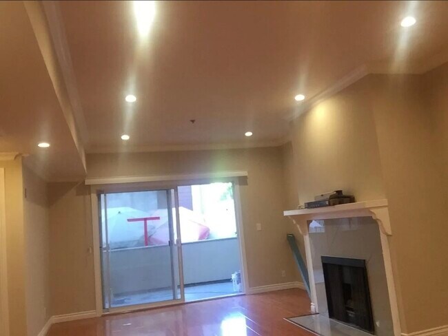 Building Photo - 2915 Montrose Ave