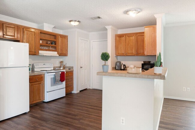 Building Photo - 115 Varsity Dr