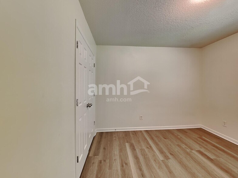 Building Photo - 1302 River Rock Dr