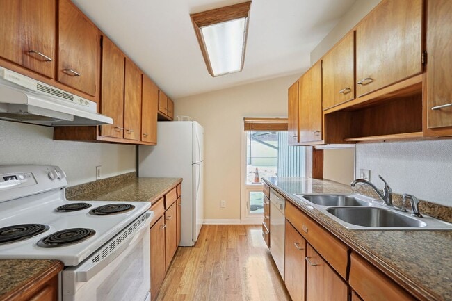 Building Photo - 1115 Broadmoor Dr