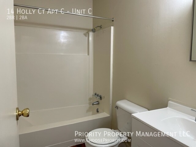 Building Photo - 2 bedroom, 1.5 bath townhome