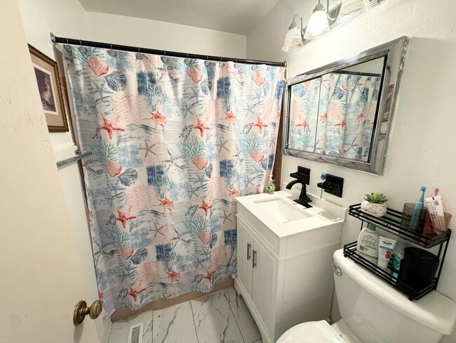 Building Photo - 4644 Broadhurst Dr