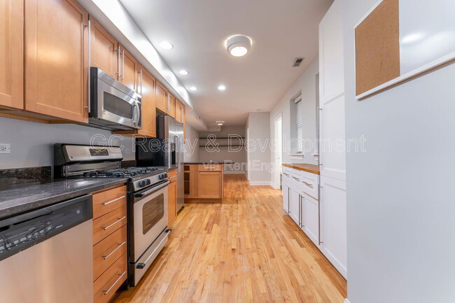 Building Photo - 816 W Sunnyside Ave