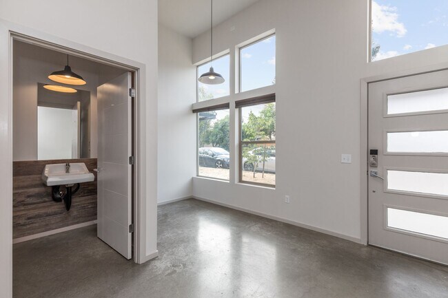 Building Photo - Stylish 3 BR/ 2/5 BA townhouse in Seattle