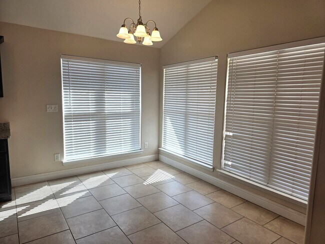 Building Photo - 3 Bedroom 2 bath home!