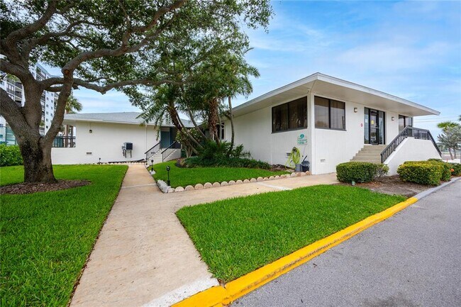 Building Photo - 7100 Sunset Way