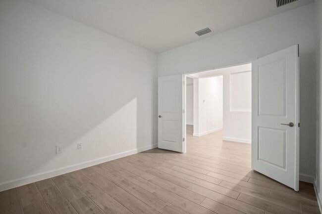 Building Photo - Spacious home 3beds+Den 3 baths located in...