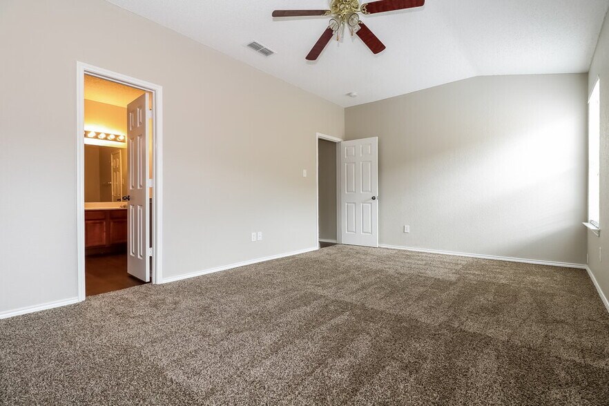 Building Photo - 8024 Sartain Dr