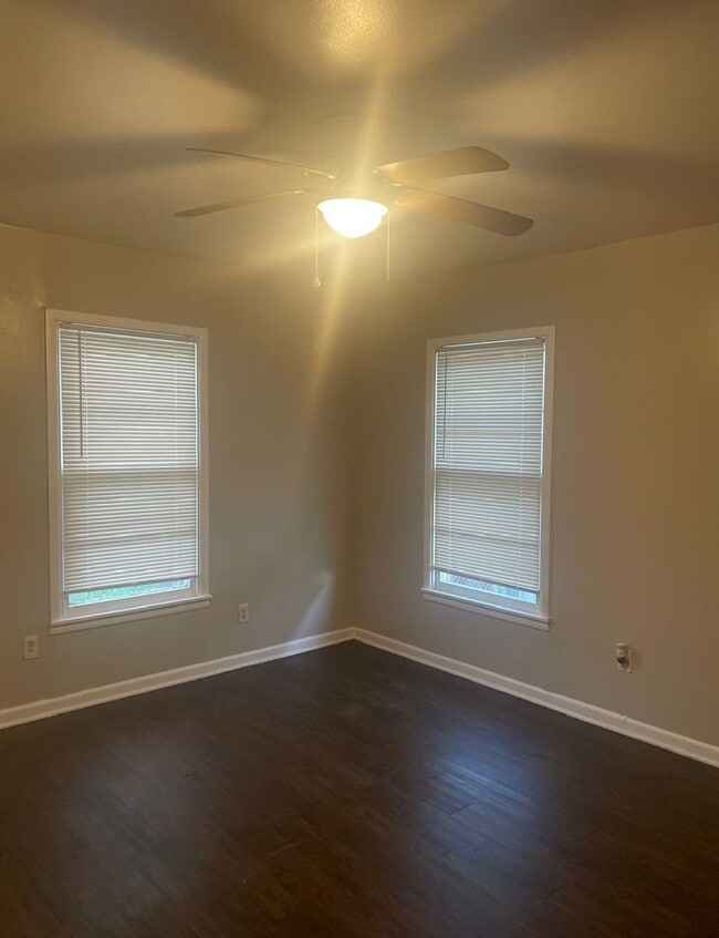 Building Photo - 3 bed 1 bath 1 car garage- READY NOW!