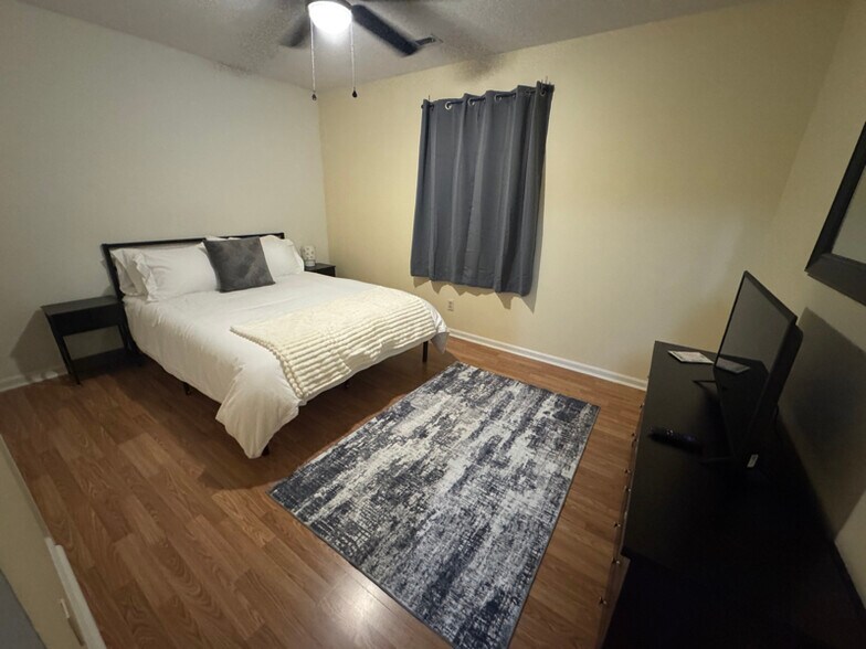 Building Photo - 2724 S 17th St