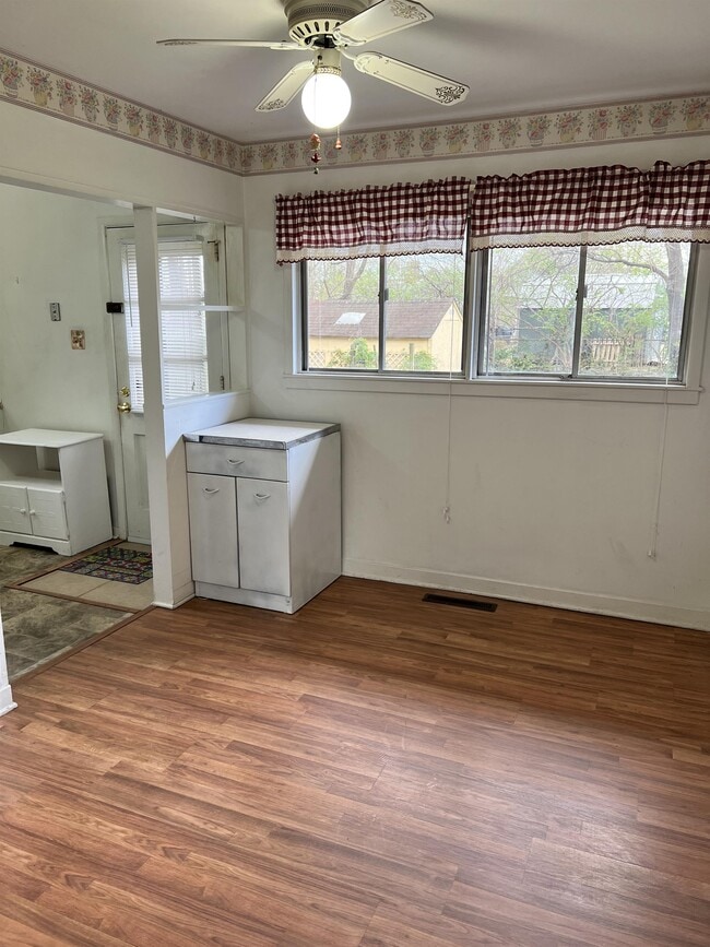 Building Photo - 3122 Commander Dr