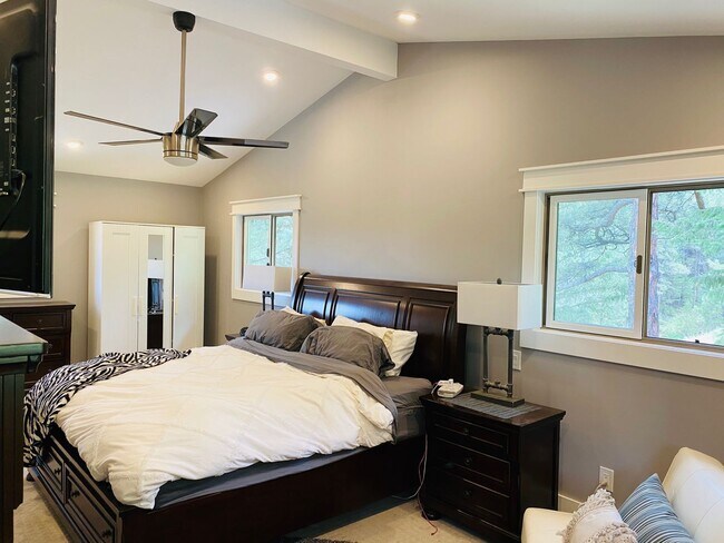 Building Photo - Executive Rental Fully Furnished PERFECT GETAWAY, MOUNTAIN RETREAT WITHIN TOWN!!