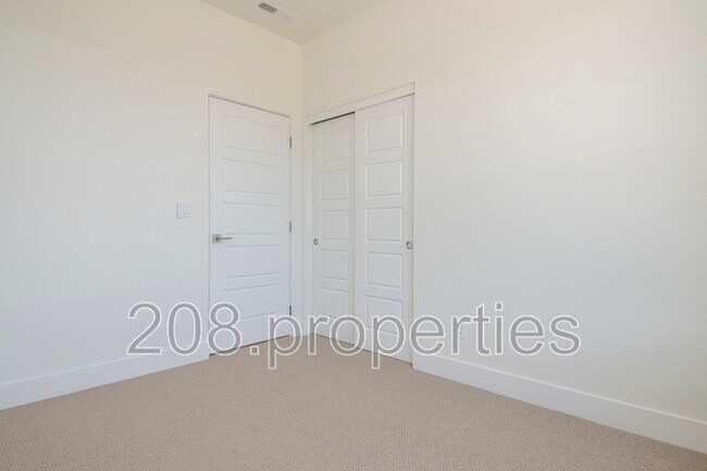 Building Photo - 486 E Violets Cv Ln