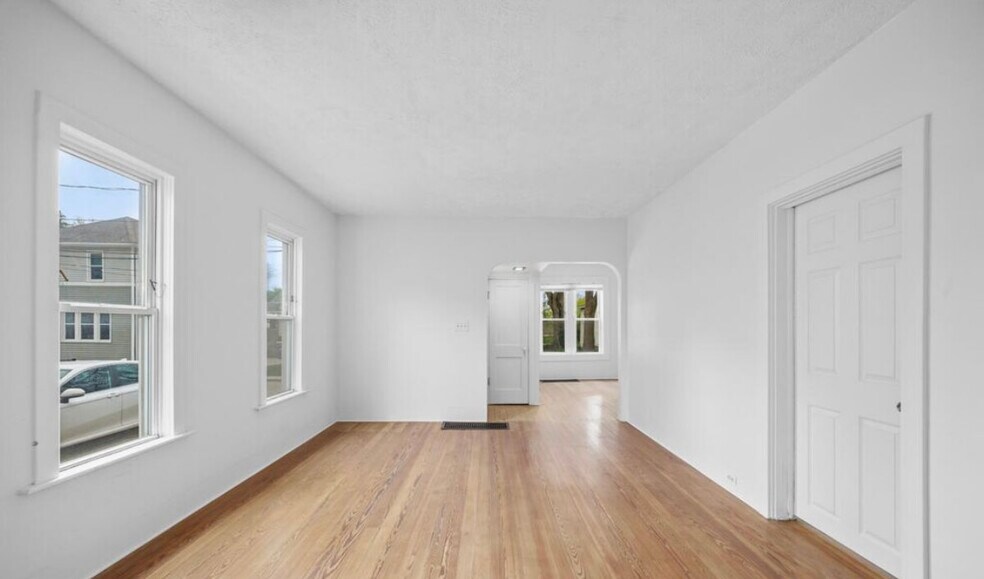 Building Photo - 911 Zeeland Ct NE