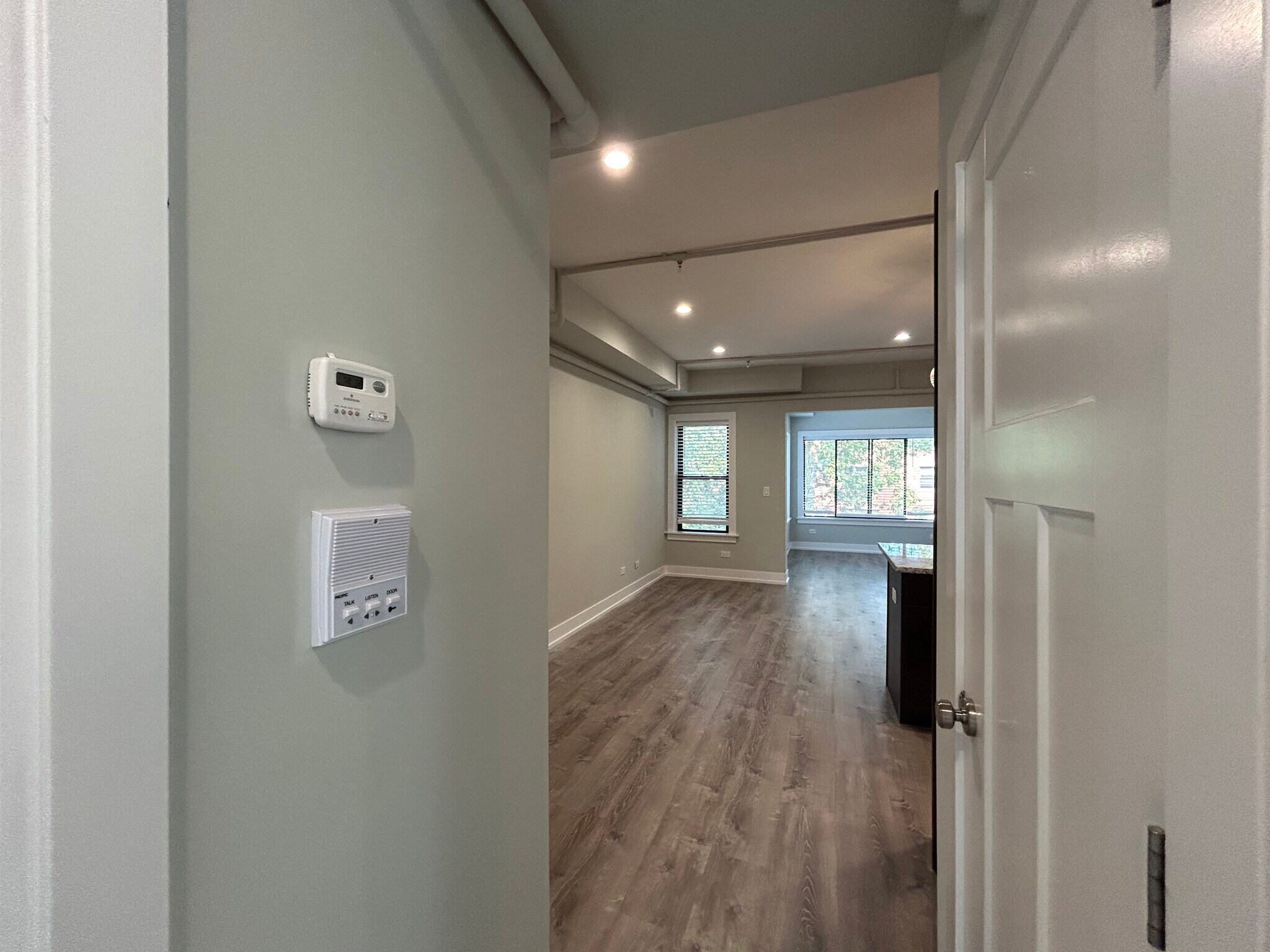 Building Photo - 1000 Crain St