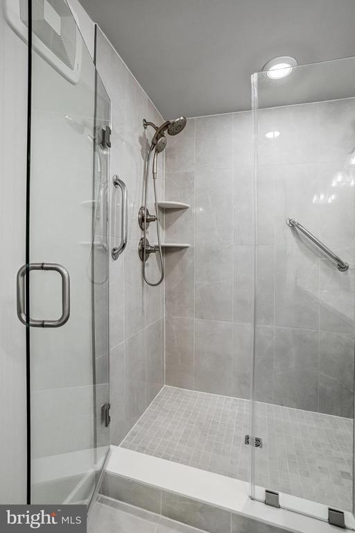Building Photo - 45181 Drowes Ter