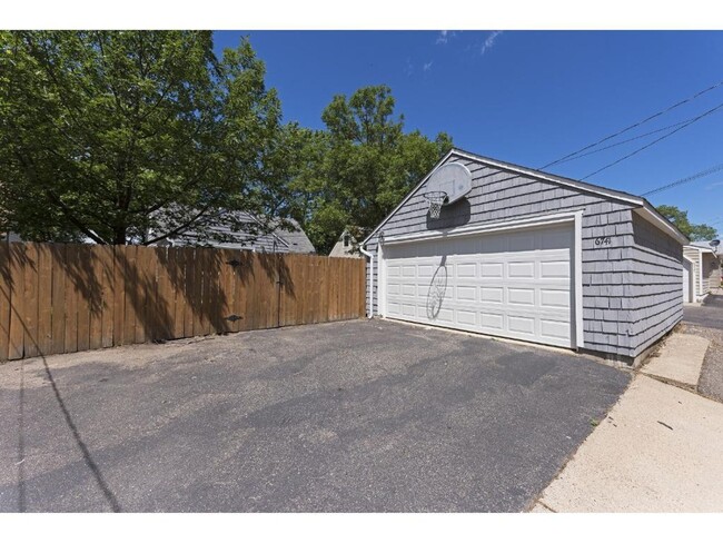 Building Photo - Charming Bungalow Available - Walk To Sout...