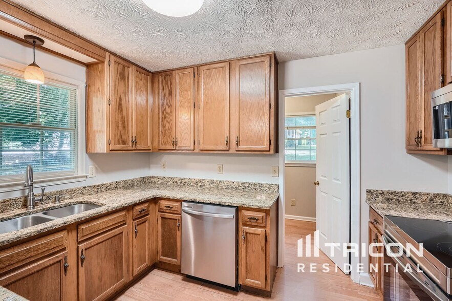 Building Photo - 305 Woodsong Dr