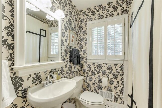 Building Photo - 42 Pine Lake Dr NW