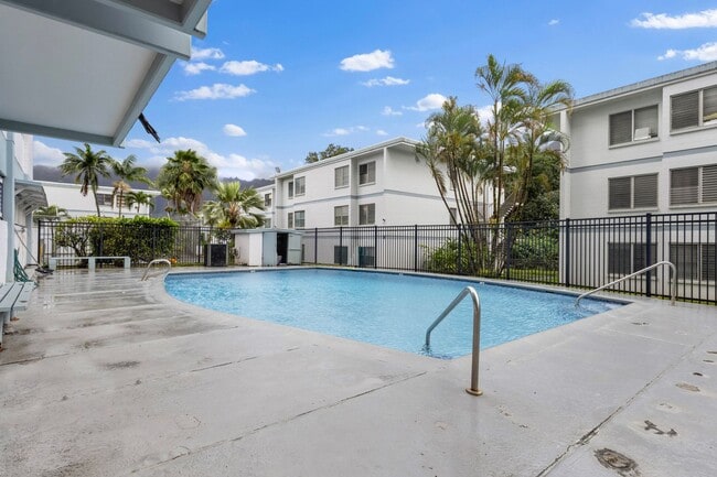 Building Photo - Updated 2-Bedroom Condo with Koolau Views in Prime Kaneohe Location