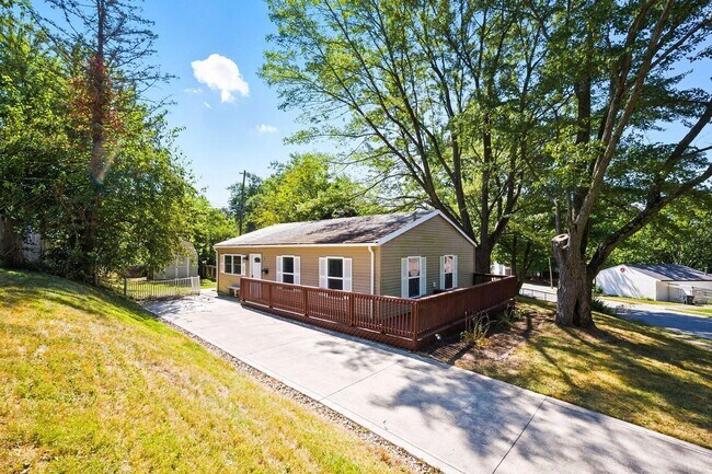 Building Photo - 455 Lakeview Dr
