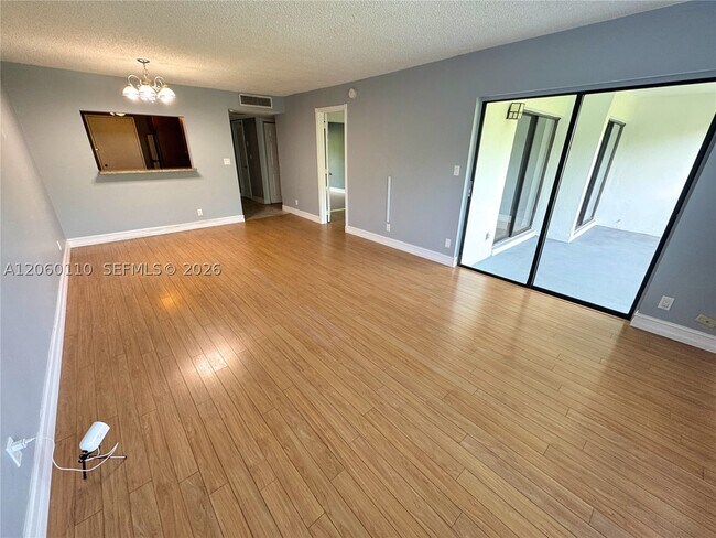 Building Photo - 2324 S Cypress Bend Dr