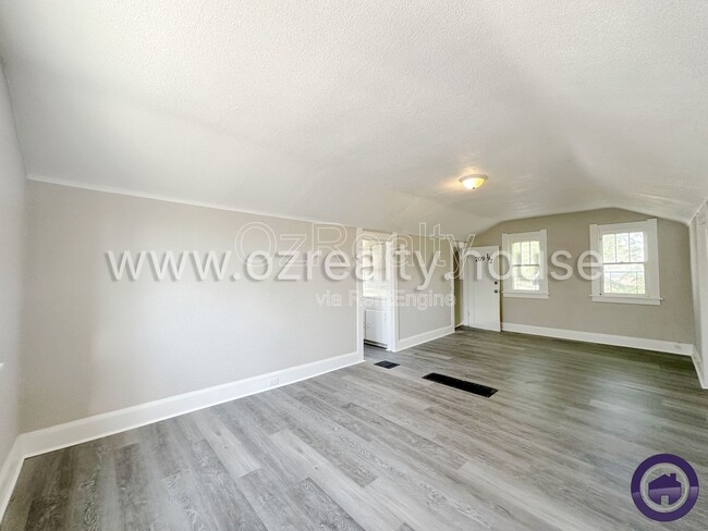 Building Photo - 209 Eldred Ave