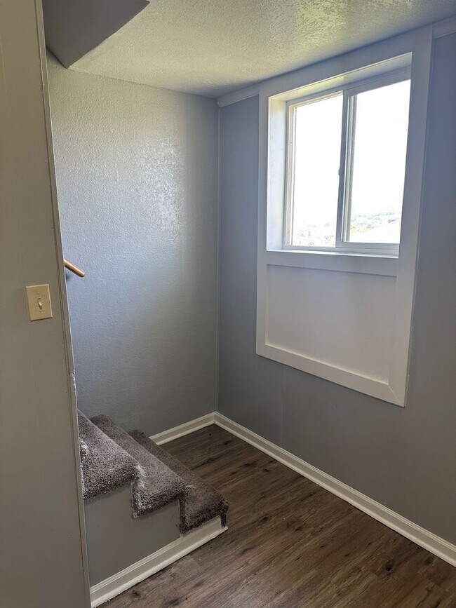 Building Photo - 122 S Gordon-