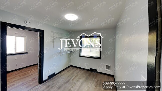 Building Photo - Embrace the cozy charms of this single-family home in Yakima's heart