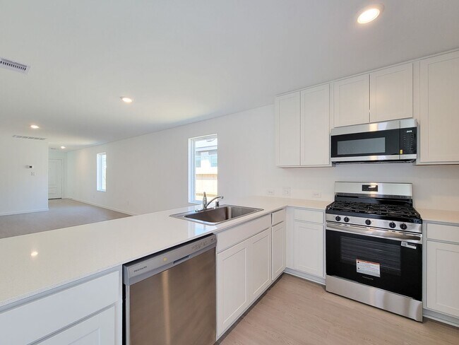 Building Photo - This single-story home shares an open layout between the kitchen, nook and family room for easy e...