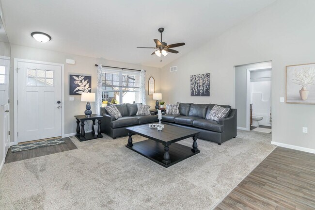 Building Photo - 8 W Persimmon Dr