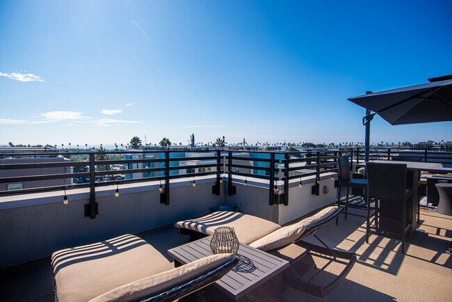 Building Photo - 1562- Vista del Mar Way