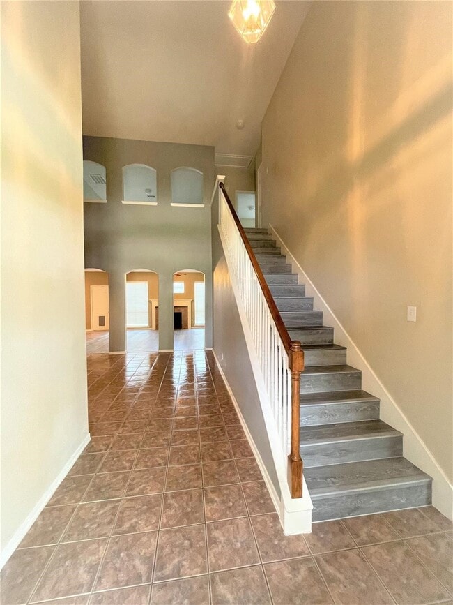 Building Photo - 2115 Hollyfield Ln