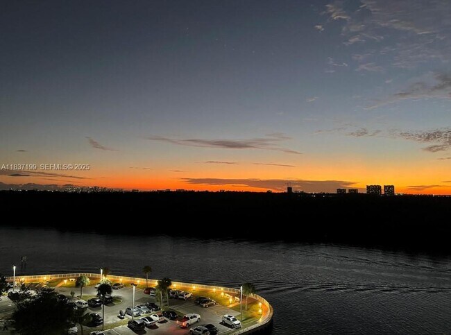 Building Photo - 400 Kings Point Dr