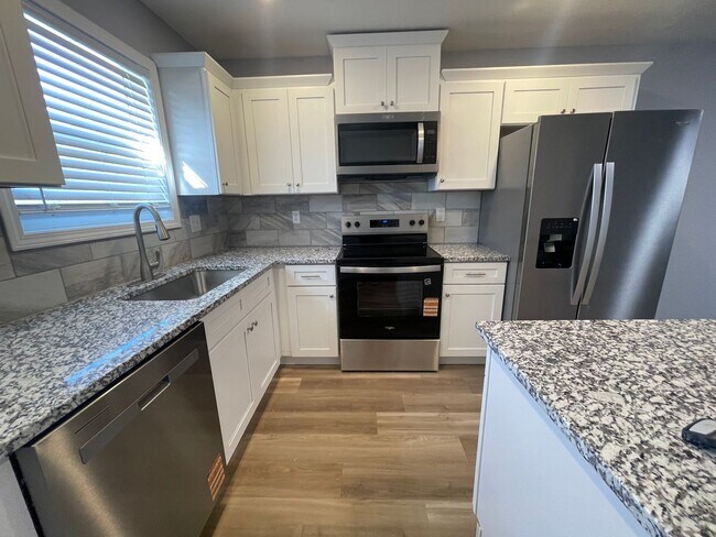 Building Photo - Luxury Lake Living Starts Here – Brand-New 2 Bed, 2 Bath House in Kimberling City- Year Round Vac...