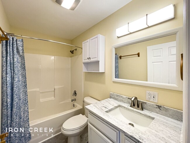 Building Photo - Beautifully Updated Three-Bedroom with Gar...