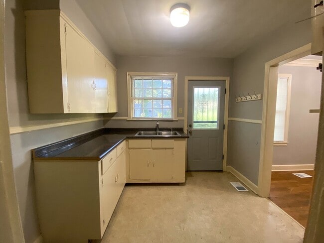 Building Photo - 4 bed, 2 bath near the University of Memphis