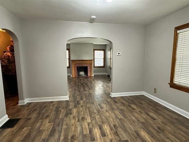 Building Photo - 332 E Esplanade Ave