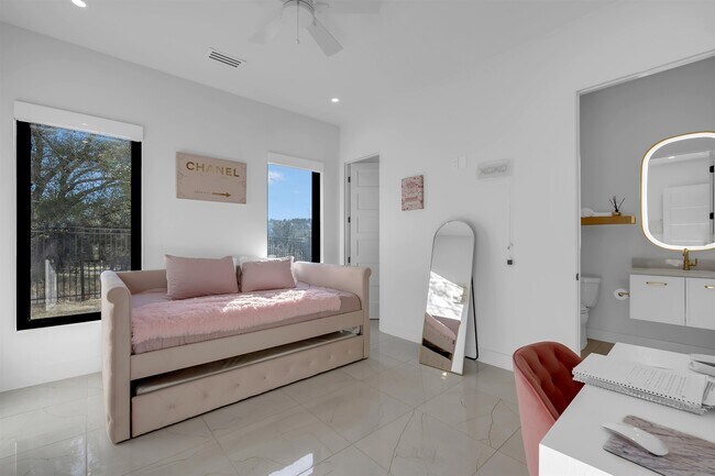 Building Photo - 207 Kites Ct