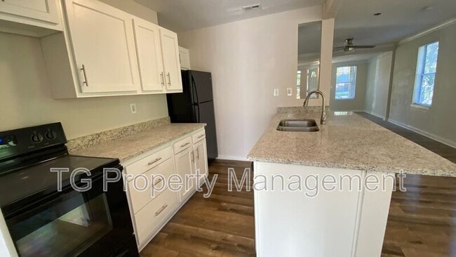 Building Photo - 4550 Crescent St