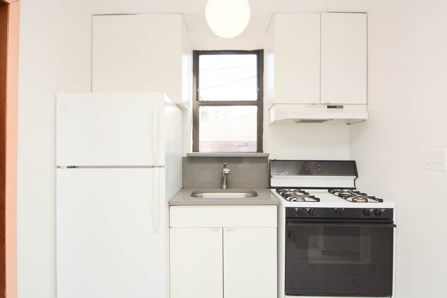 Building Photo - 529 N Claremont Ave