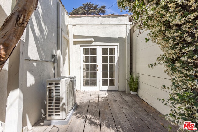 Building Photo - 1553 N Stanley Ave