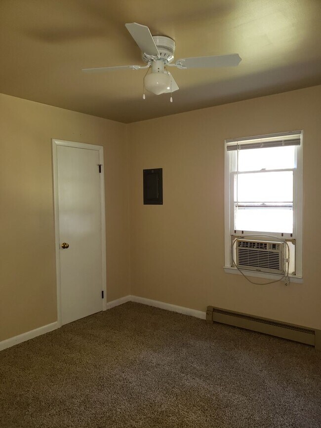 Building Photo - Claire Avenue Duplex